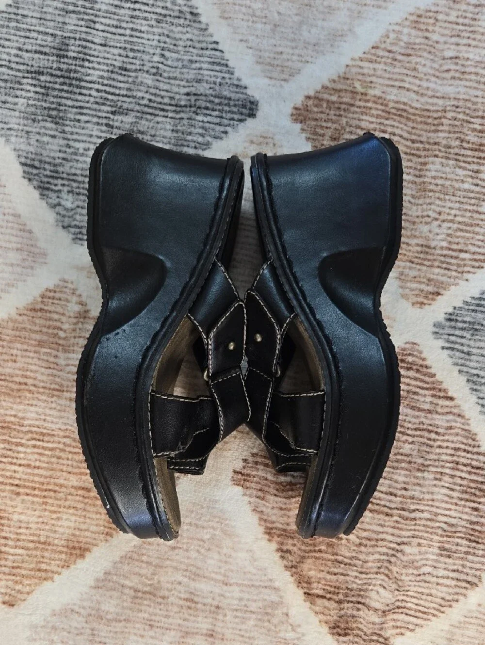 ellemenno Black Crisscross Platform Sandals